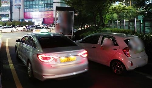 7일 밤 연산교차로에서 택시가 선거 차량을 피해 운행하고 있다.
