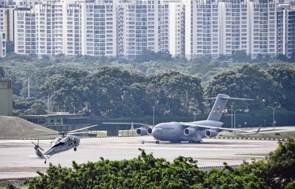 싱가포르 공군기지에 주기된 미군 전략수송기