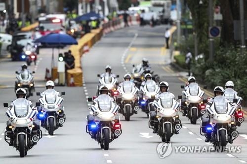 김정은 북한 국무위원장 차량 호위하는 싱가포르 경찰