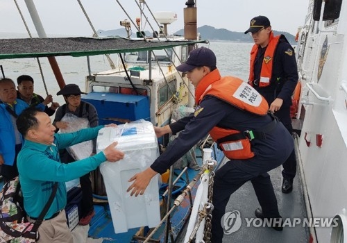 군산해경, 섬 투표함 함정으로 이송