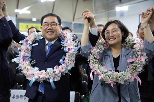 환호하는 허성무 창원시장 당선인