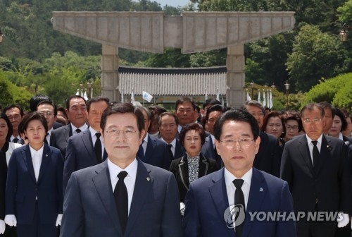 5·18 묘지 참배하는 김영록(앞줄 오른쪽) 당선인