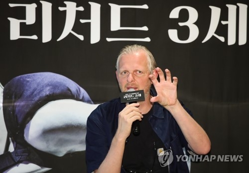 질문에 답하는 토마스 오스터마이어 연출