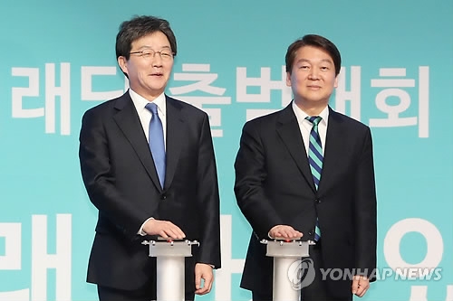'바른미래당 출범합니다'(고양=연합뉴스) 백승렬 기자 = 바른미래당 유승민 공동대표와 안철수 전 대표가 13일 경기도 고양시 킨텍스 제2전시장에서 열린 바른미래당 출범대회에서 창당 출범 버튼을 누르고 있다. 2018.2.13