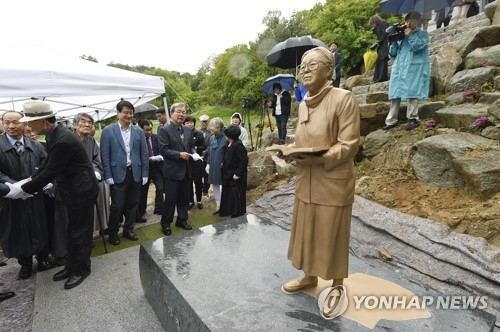 원주 토지문화관에 건립된 박경리 동상