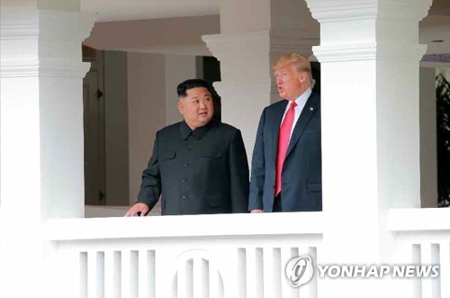 지난 12일 북미정상회담장인 카펠라 호텔에서 담소하는 김정은(왼쪽)과 트럼프.