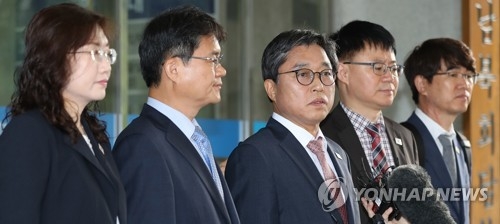 취재진 물음에 답하는 남북체육회담 남측 대표단