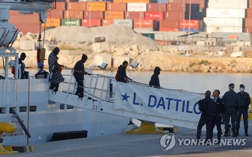 지난 17일 스페인 발렌시아항에 도착한 구조선에 배에서 내리는 난민들[로이터=연합뉴스]