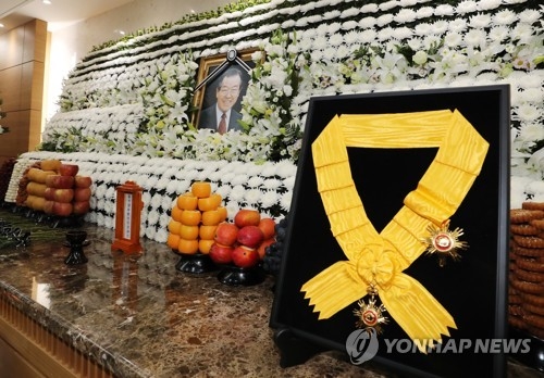 빈소에 놓여진 국민훈장 무궁화장(서울=연합뉴스) 안정원 기자 = 25일 서울 송파구 서울아산병원 장례식장에 마련된 김종필 전 국무총리 빈소에 국민훈장 무궁화장이 놓여있다. 2018.6.25jeong@yna.co.kr