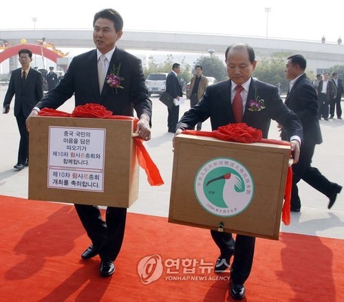 따오기 인수한 김충식 군수