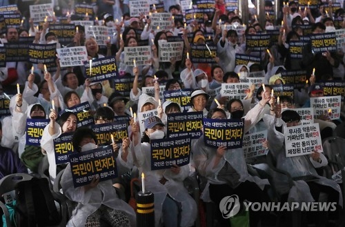 '난민법과 무비자 제도 폐지하라'(서울=연합뉴스) 이지은 기자 = 30일 오후 서울 종로구 동화면세점 앞에서 열린 난민법과 무사증(무비자) 제도 폐지 집회에서 참가자들이 손팻말을 들고 있다. 2018.6.30jieunlee@yna.co.kr(끝)