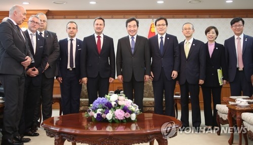 룩셈부르크 총리와 기념촬영하는 이 총리