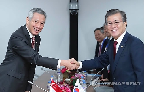 악수하는 한국-싱가포르 정상