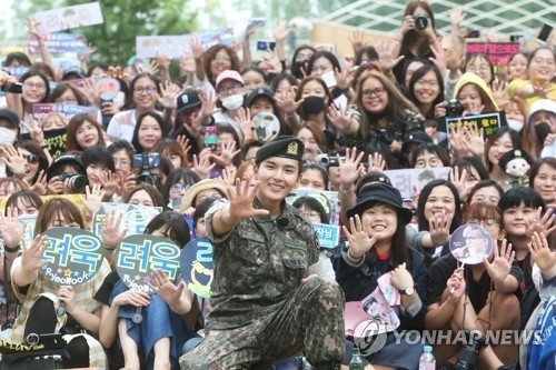 슈퍼주니어 려욱 팬들과 전역 기념 '찰칵'