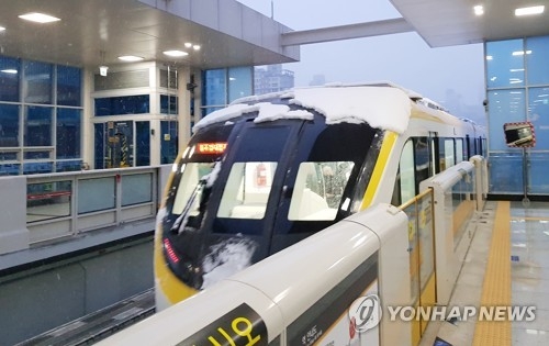 눈 맞으며 운행하는 대구도시철도 3호선