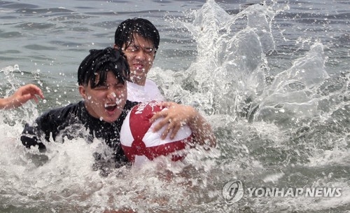 '폭염에는 시원한 바닷물이 최고'