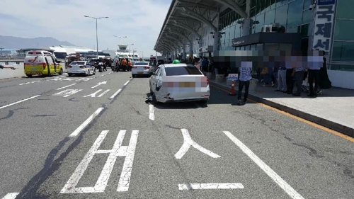사고 피해를 당한 택시