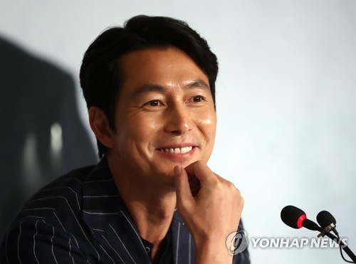 미소 짓는 정우성