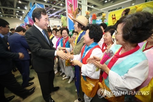 박람회장을 둘러보는 총리