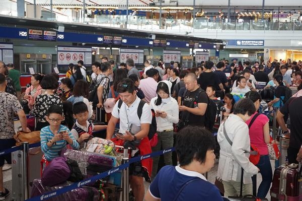 폭우로 마비된 중국 베이징 서우두 공항