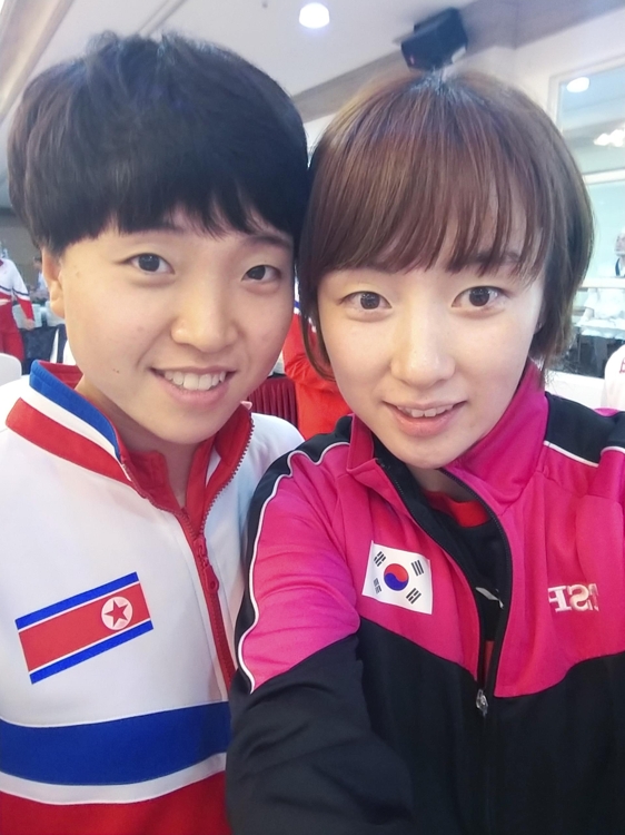 함께 셀카를 찍은 남북 단일팀 수비수 콤비 김송이(왼쪽)와 서효원.