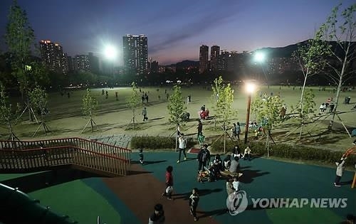 부산시민공원 야간개장. [연합뉴스 자료사진]