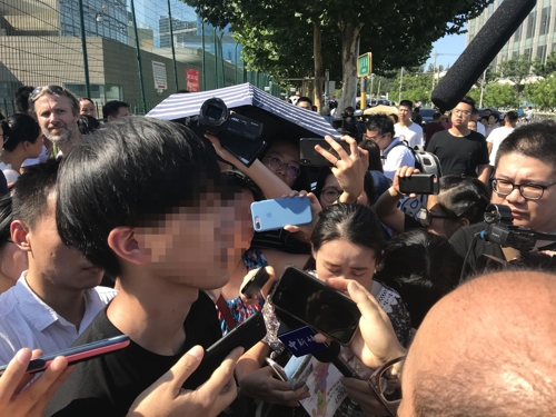 취재진과 인터뷰하는 폭발 사고 목격자
