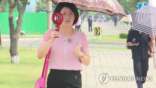 北도 가마솥더위…손 선풍기·양산 '총동원'