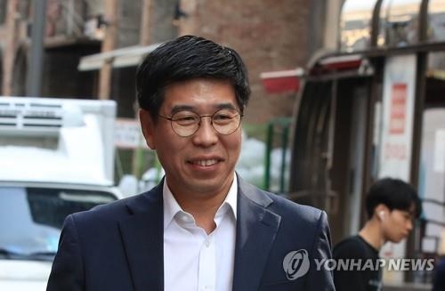 특검 향하는 백원우 청와대 민정비서관 (서울=연합뉴스) 한종찬 기자 = 백원우 청와대 민정비서관이 15일 오전 서울 강남구 특검 사무실로 향하고 있다. 특검팀은 이날 백 비서관을 참고인 신분으로 비공개 소환해 그가 드루킹의 댓글조작 행위 등을 어디까지 알고 있었으며 그의 인사청탁 등과 관련해 어떤 조처를 했는지 등을 조사할 방침이다. 2018.8.15 saba@yna.co.kr(끝)