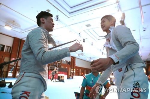 경기 후 오상욱 찾아간 구본길 (자카르타=연합뉴스) 신준희 기자 = 20일(현지시간) 인도네시아 자카르타 컨벤션센터 경기장에서 열린 2018 자카르타-팔렘방 아시안게임 펜싱 남자 사브르 결승전에서 금메달을 차지한 구본길이 경기 후 오상욱을 찾아가 미안함을 전하고 있다. 2018.8.20 hama@yna.co.kr(끝)