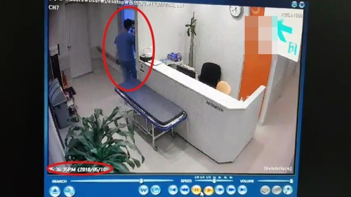수술실 입장하는 의료기기 판매원