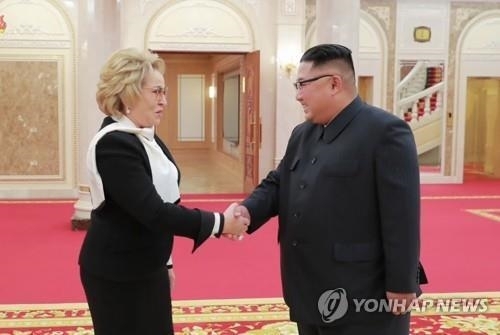 (서울=연합뉴스) 김정은 북한 국무위원장(오른쪽)이 정권수립 70주년을 맞아 평양을 방문한 발렌티나 마트비옌코 러시아 상원의장과 지난 8일 노동당 중앙위원회 본부청사에서 만났다고 조선중앙TV가 9일 보도했다. 2018.9.9