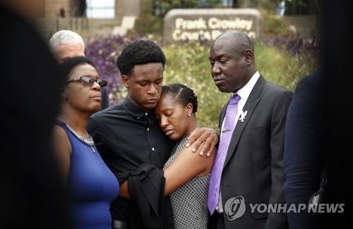 미 경관의 오인사살로 숨진 피해자 가족