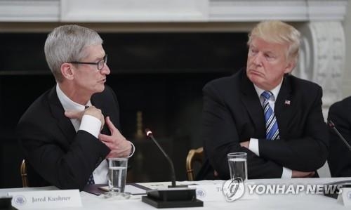 도널드 트럼프(오른쪽) 대통령과 팀 쿡 애플 CEO