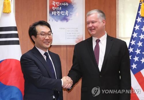 이도훈 한반도본부장(왼)과 비건 특별대표가 11일 외교부 청사에서 회동하고 있다.