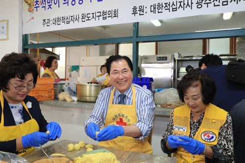 송편 나눔 봉사하는 신우철 완도군수.
