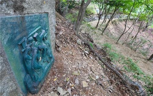 단지 성지 내 십자가 길은 산책길로도 그만이다.