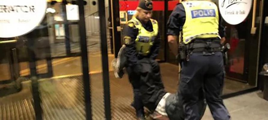 스웨덴 경찰에 의해 호스텔에서 끌려나가는 중국인 관광객