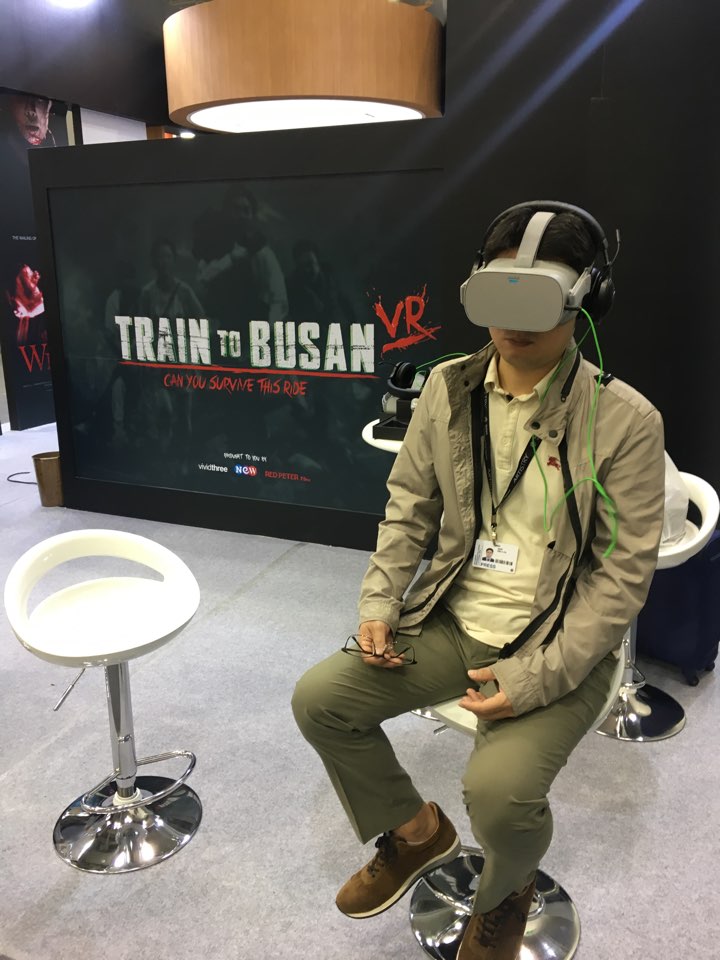 '부산행 VR' 체험 중인 기자