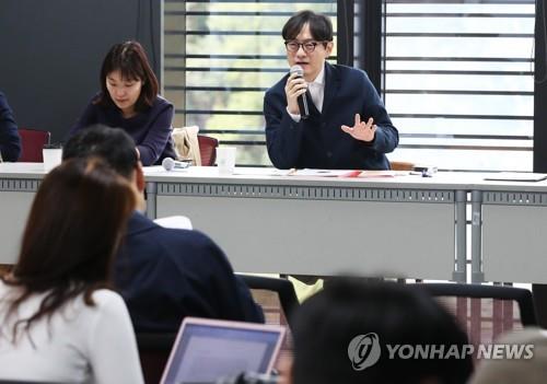 개관 10주년 기념전 소개하는 서진석 관장