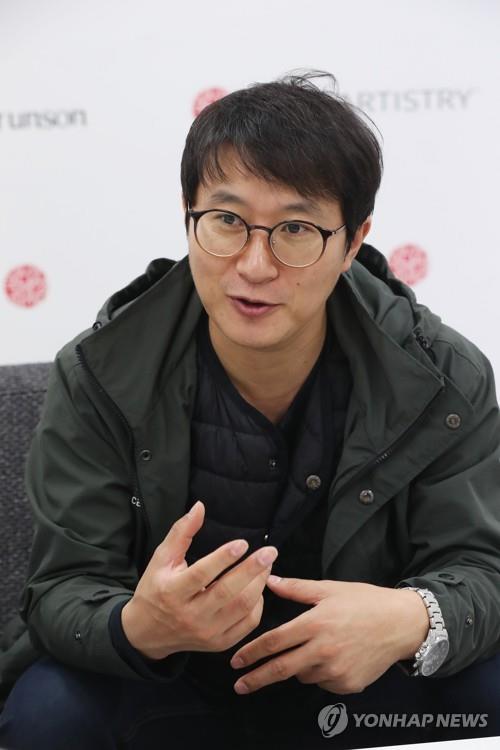 인터뷰하는 '지석' 김영조 감독