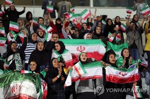 16일 테헤란 아자디스타디움에서 축구경기를 관람하는 이란 여성들[AFP=연합뉴스]