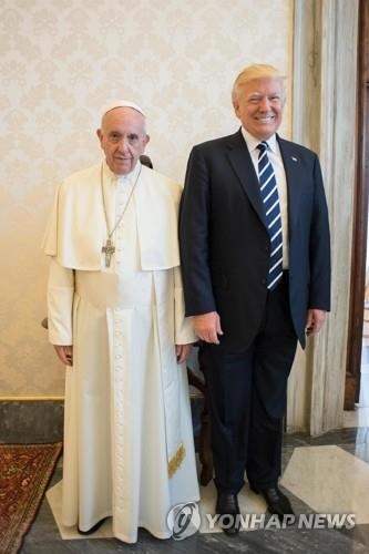 작년 5월 23일 교황청을 방문한 도널드 트럼프 미국 대통령(오른쪽)과 프란치스코 교황 [EPA=연합뉴스] 
