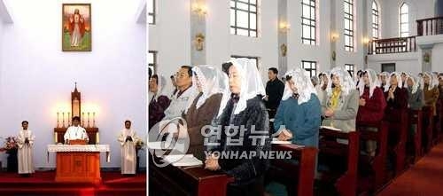  평양 장충성당에서 기도하는 북한 천주교 신자들