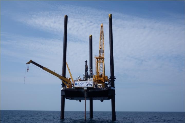 IODP 칙슬루브 충돌구 시추 장면