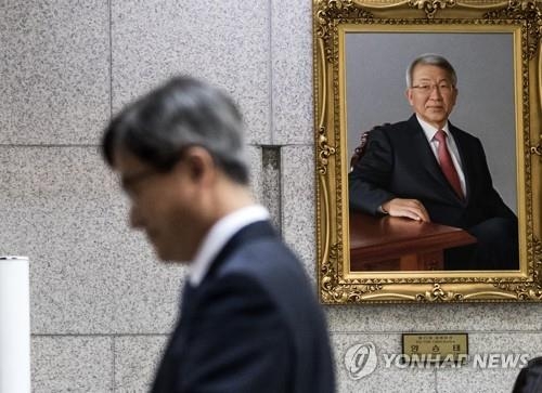 양승태 전 대법원장 초상화 지나치는 김명수 대법원장 (서울=연합뉴스) 윤동진 기자 = 1일 오전 서울 서초구 대법원에서 열린 대법관 퇴임식을 마친 김명수 대법원장이 양승태 전 대법원장 초상화를 지나쳐 대법원 중앙원을 나서고 있다. 2018.8.1 mon@yna.co.kr(끝)