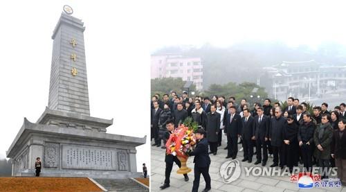 중국 예술인대표단, 북·중 우의탑에 헌화