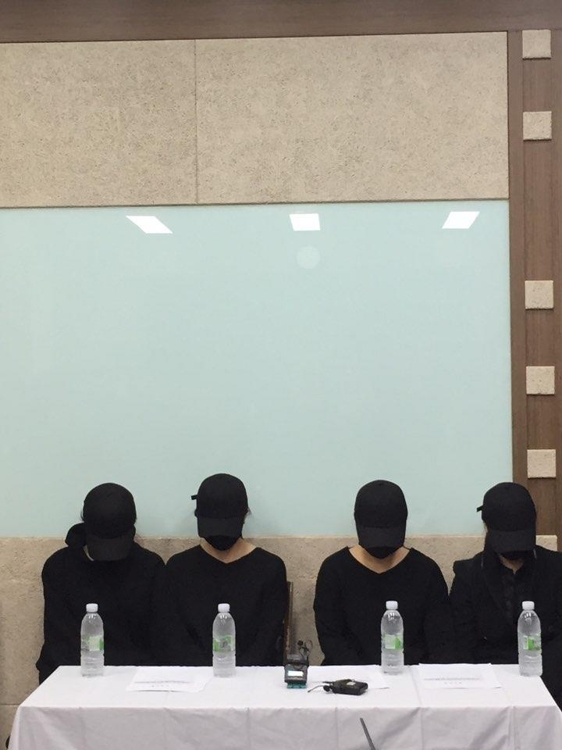 (서울=연합뉴스) 강종훈 기자 = 인천 교회 '그루밍 성폭력' 피해자들이 6일 서울 연지동 한국기독교회관에서 기자회견을 열고 있다. 