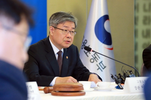 고용정책심의회 주재하는 이재갑 장관