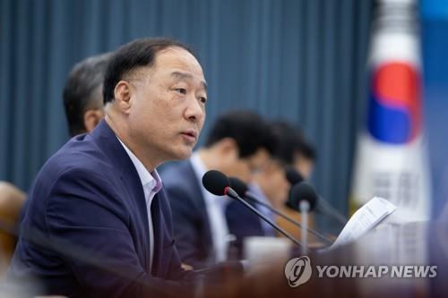 새 경제수장 홍남기…경제분야 등 국정현안 꿰뚫는 '정책통' - 2
